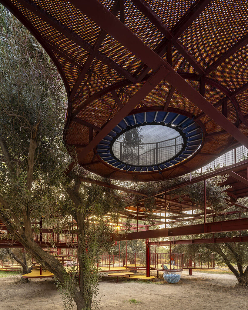Архитектурное бюро ZAV Architects создало модульную жёлтую игровую площадку посреди оливкового сада в Иране