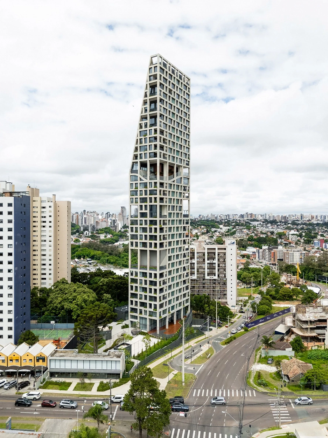 Бетонный экзоскелет окутывает небоскрёб в Бразилии от Triptyque и Architects Office