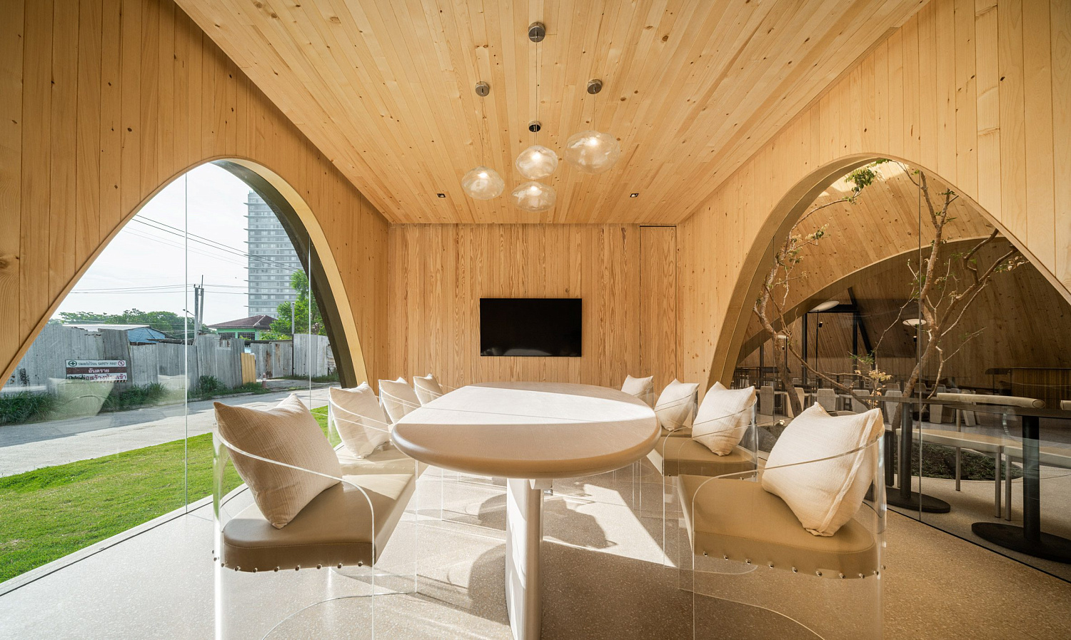 Дерево баобаб растёт в изогнутом кафе в Таиланде от IDIN Architects