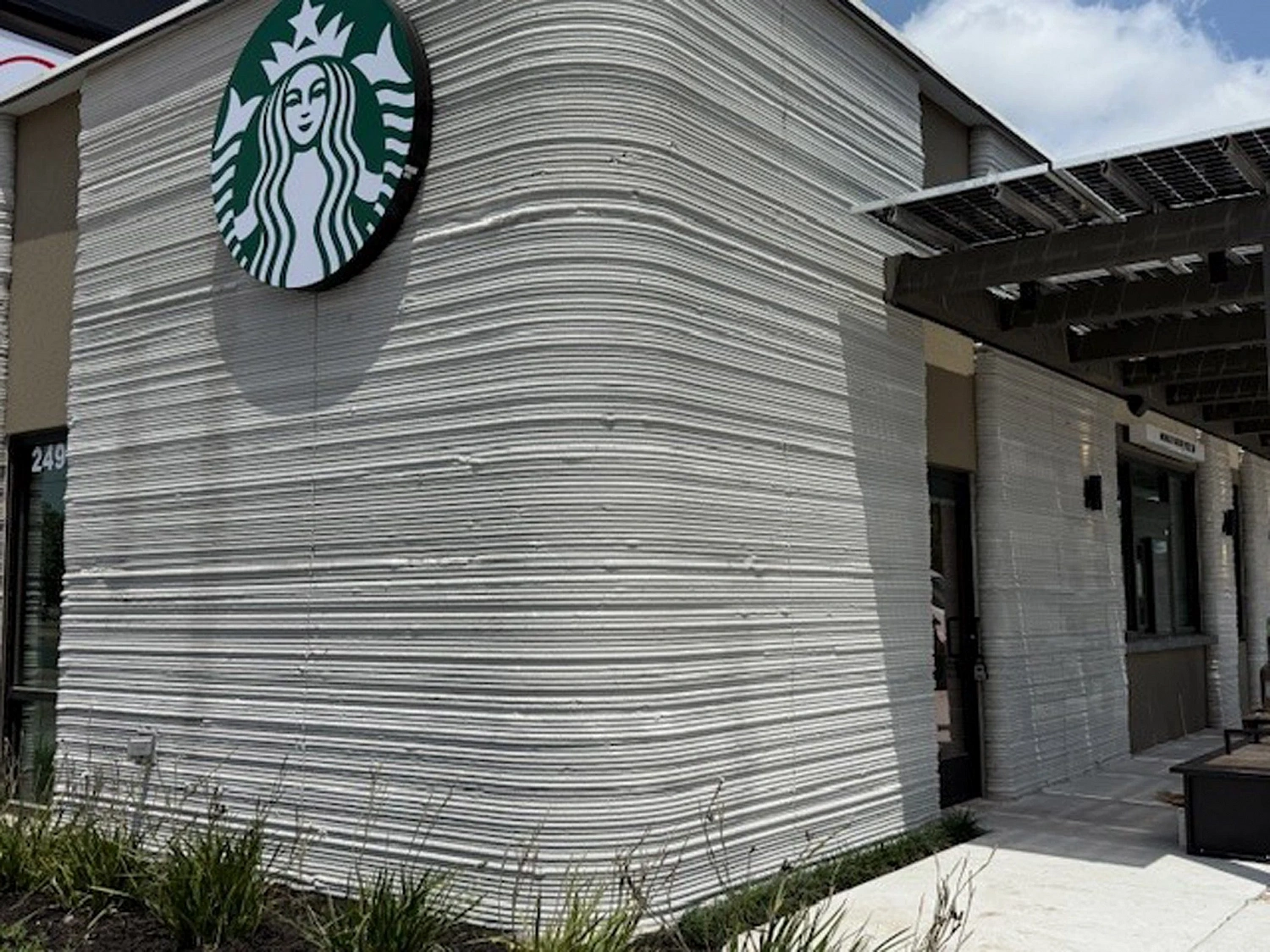Первый напечатанный на 3D-принтере Starbucks близится к завершению в Техасе