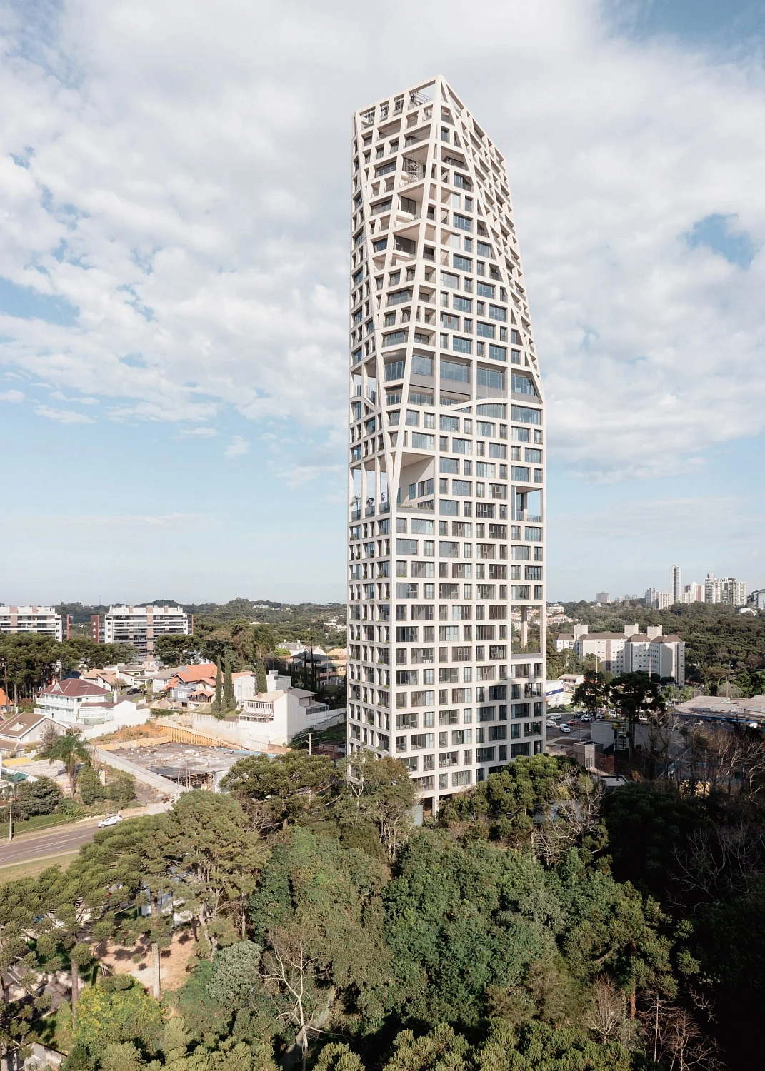 Бетонный экзоскелет окутывает небоскрёб в Бразилии от Triptyque и Architects Office