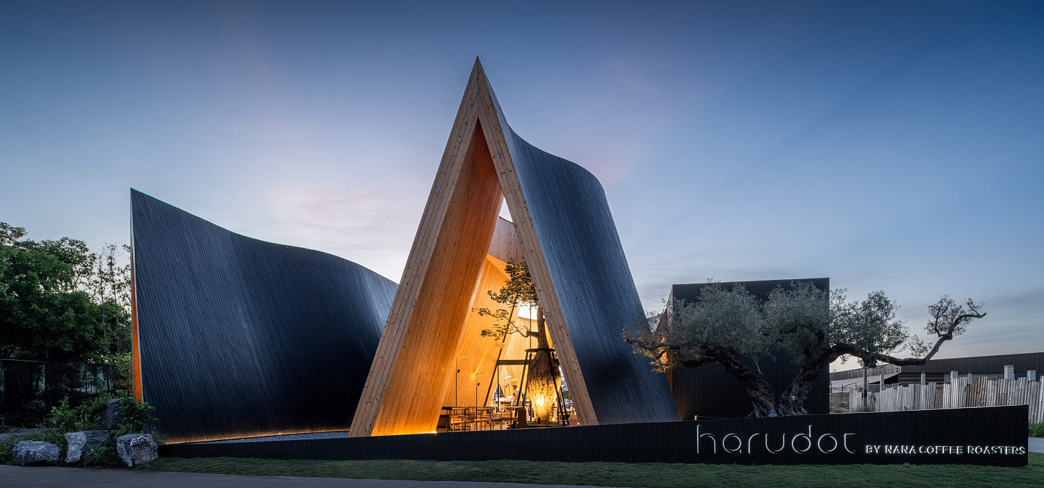 Дерево баобаб растёт в изогнутом кафе в Таиланде от IDIN Architects