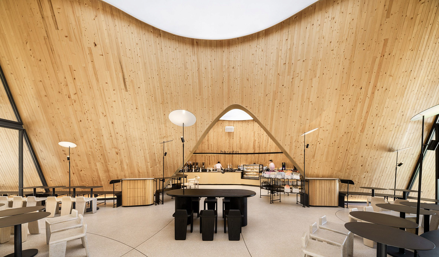Дерево баобаб растёт в изогнутом кафе в Таиланде от IDIN Architects