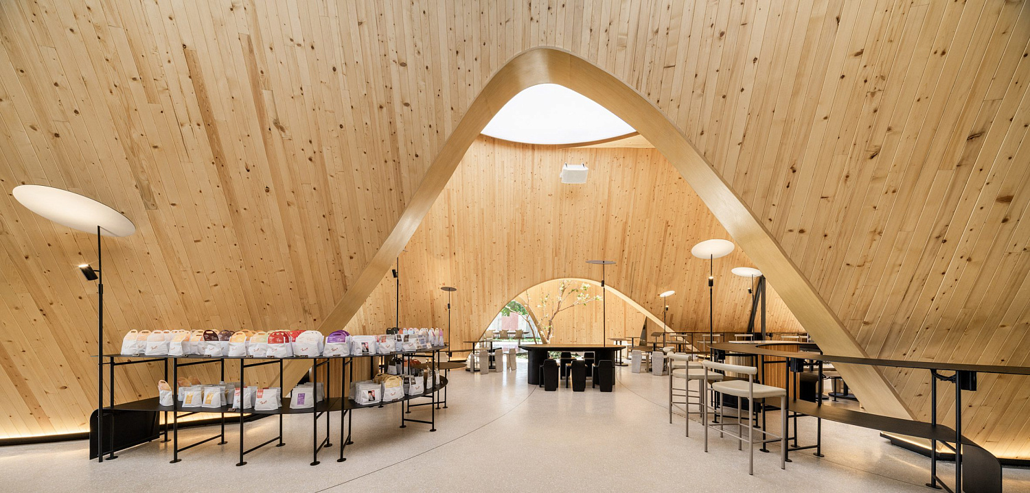 Дерево баобаб растёт в изогнутом кафе в Таиланде от IDIN Architects