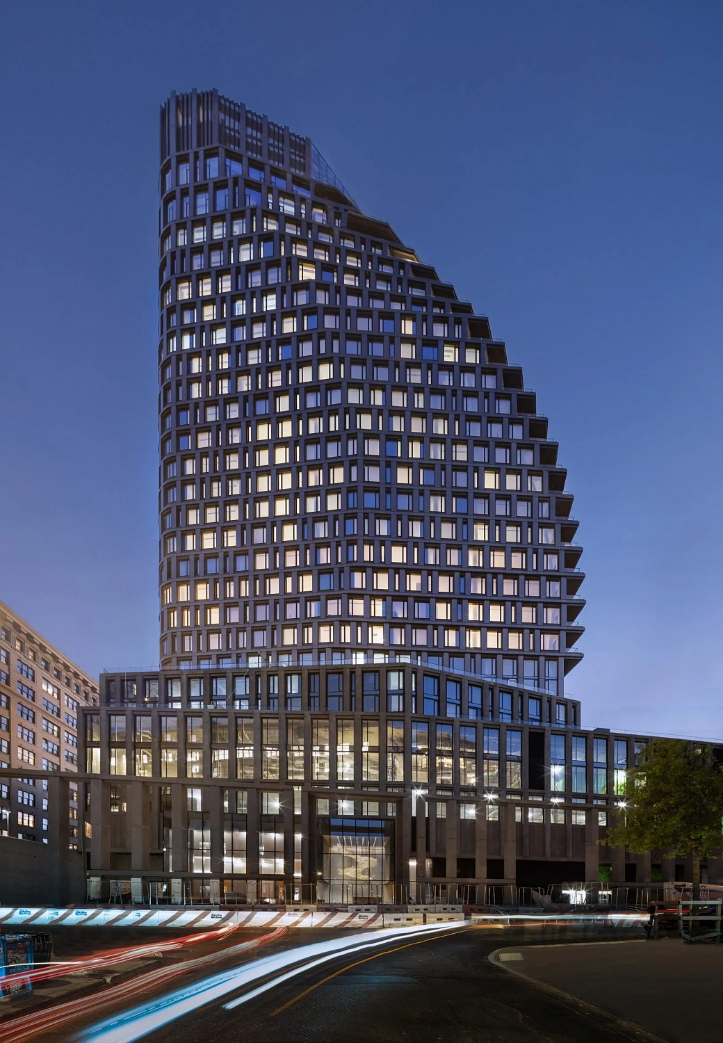Hill West Architects завершила строительство небоскрёба в Дамбо, похожего на парус