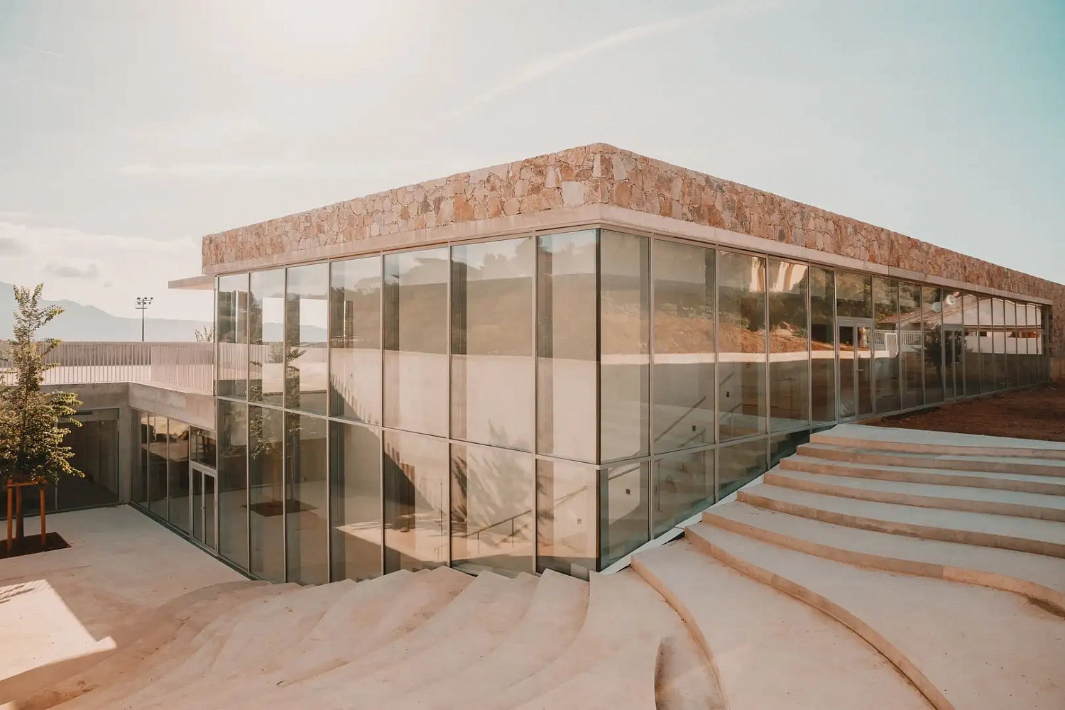 Amelia Tavella Architectes завершает строительство школы, облицованной гранитом, на скалистом побережье Корсики