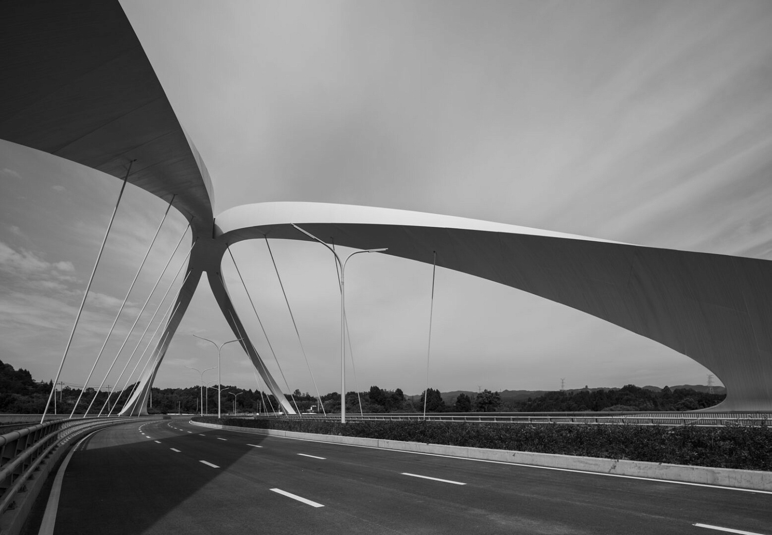 ZHA завершила строительство нового 295-метрового моста через реку  Цзянси в Чэнду