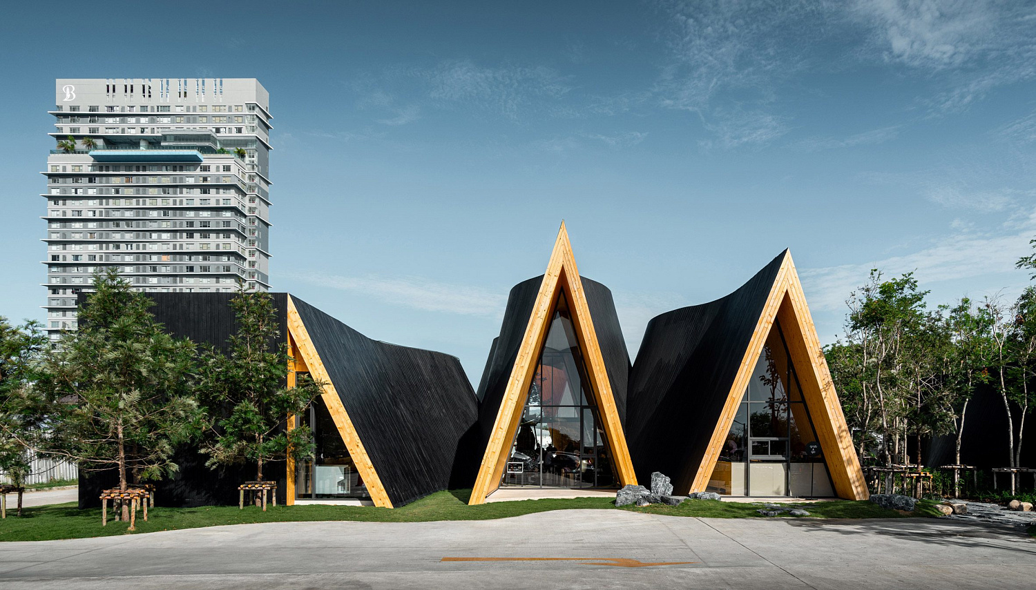Дерево баобаб растёт в изогнутом кафе в Таиланде от IDIN Architects